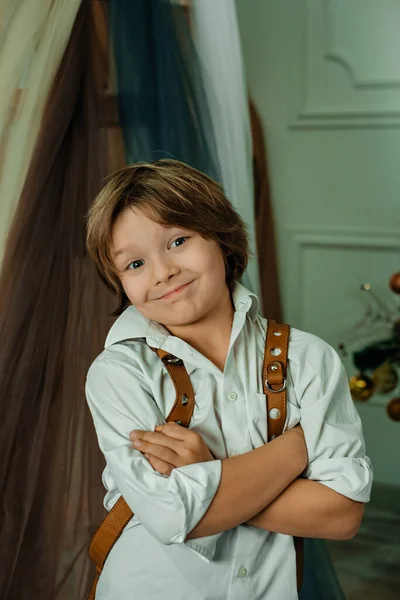 Schattig Jongen Poseren Studio — Stockfoto