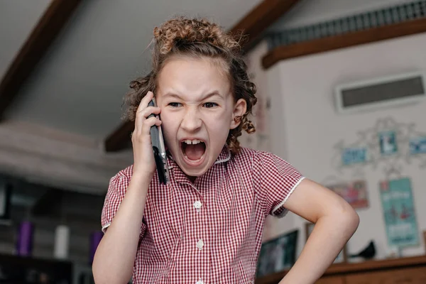 Meisje Thuis Emotioneel Praten Aan Telefoon — Stockfoto
