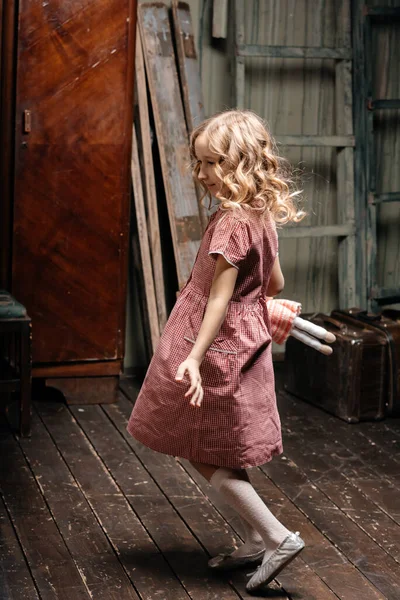 Маленькая Девочка Платье Позирует Своей Куклой Старой Комнате — стоковое фото