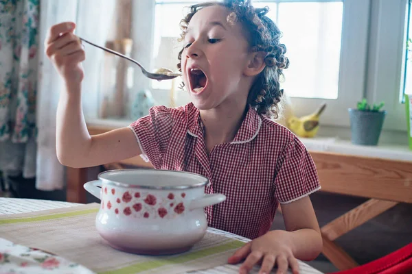 Chica Divertida Comiendo Albóndigas —  Fotos de Stock