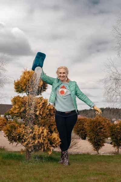 Femme Jardinier Avec Arrosoir Dans Jardin — Photo