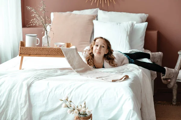 朝食付きのベッドにいる若い女の子 — ストック写真
