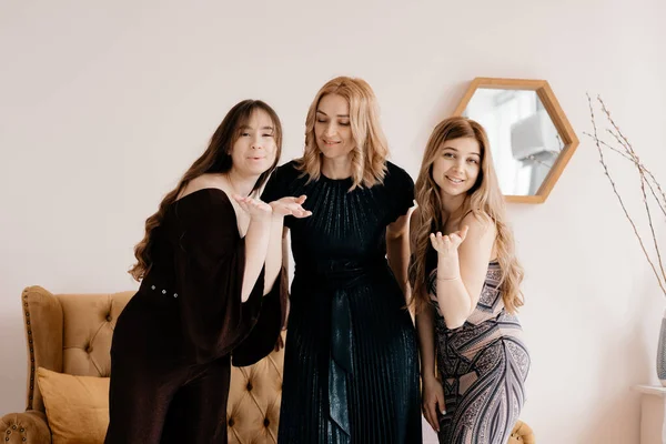 Três Mulheres Bonitas Posando Estúdio — Fotografia de Stock