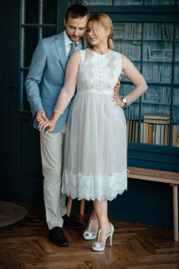 Yeni evliler düğünü kutluyor. İnanılmaz gülümseyen bir düğün çifti. Güzel gelin ve şık damat. Uzayı kopyala Tonlama.