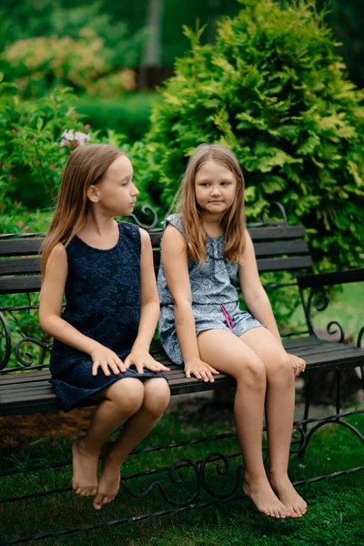 Två Små Flickor Parken — Stockfoto