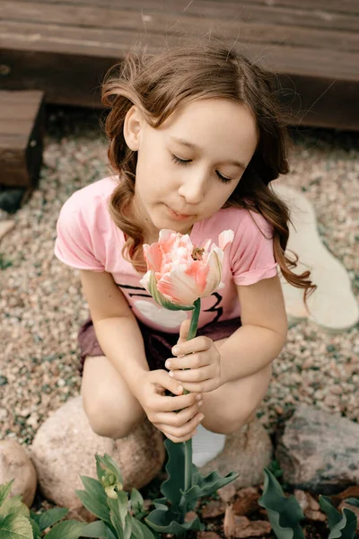 Маленька Щаслива Дівчинка Квіткою Руках Літньому Котеджі Рожевій Футболці Котедж — стокове фото