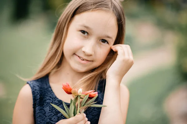 Krásná Dívka Květinou Parku — Stock fotografie