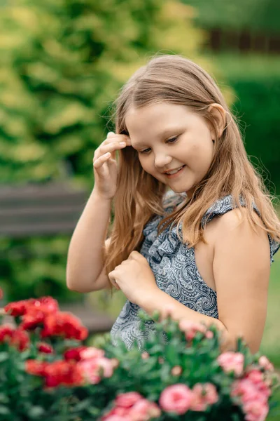 Menina Bonita Com Flores Jardim — Fotografia de Stock