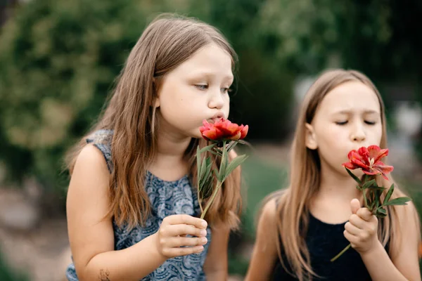 Дві Щасливі Дівчата Парку Квітами — стокове фото