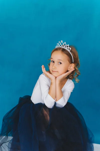 Ένα Έκπληκτο Κοριτσάκι Ένα Υπέροχο Φόρεμα Κάθεται Στο Βάθος Ένας — Φωτογραφία Αρχείου