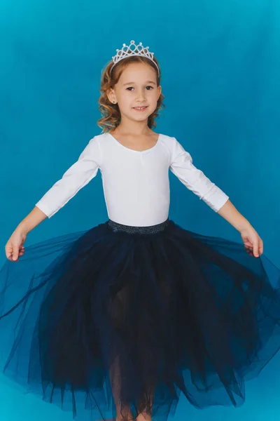 Una Niña Alegre Con Vestido Magnífico Está Bailando Una Pared — Foto de Stock