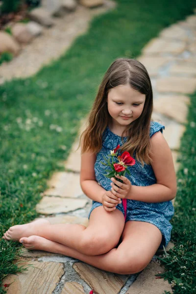 Retrato Uma Menina Bonita Com Flor — Fotografia de Stock