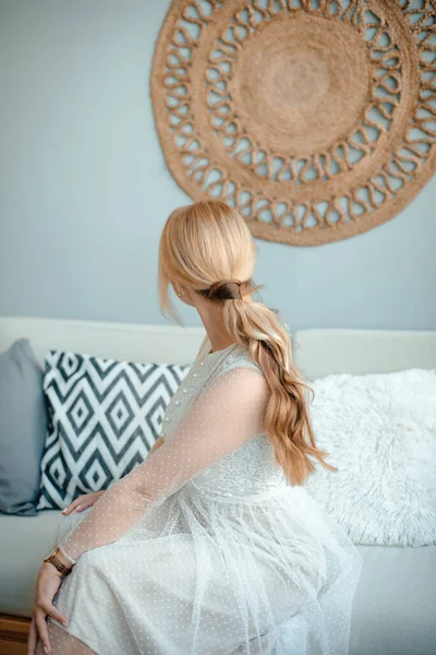 Een Mooie Knusse Kamer Zit Het Meisje Een Witte Jurk — Stockfoto