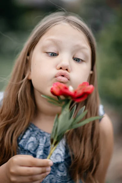 Hermosa Chica Con Flor Parque — Foto de Stock