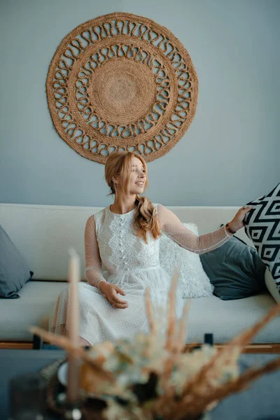 Belo Quarto Acolhedor Menina Está Sentada Vestido Branco Segurando Travesseiro — Fotografia de Stock