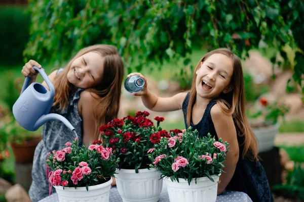 Duas Meninas Felizes Parque Com Flores — Fotografia de Stock