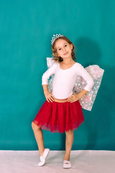 Niña Sonriente Con Una Falda Roja Posando Sobre Fondo Turquesa —  Fotos de Stock