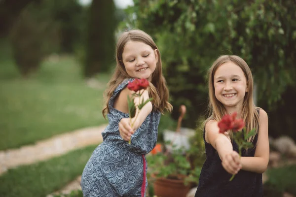 Two Happy Girls Park Flowers — Stock Photo, Image