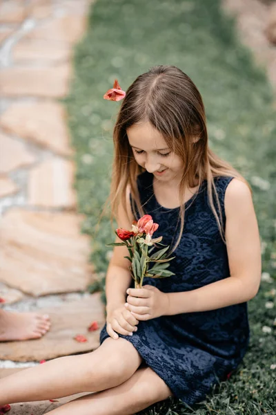 Menina Bonita Com Flor Parque — Fotografia de Stock