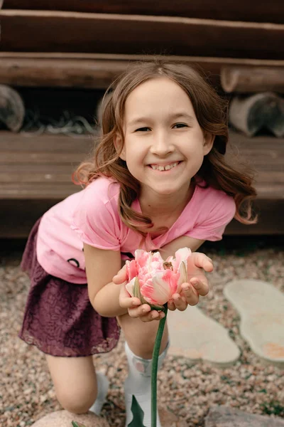 Liten Glad Flicka Med Blomma Händerna Vid Sommarstugan Rosa Shirt — Stockfoto