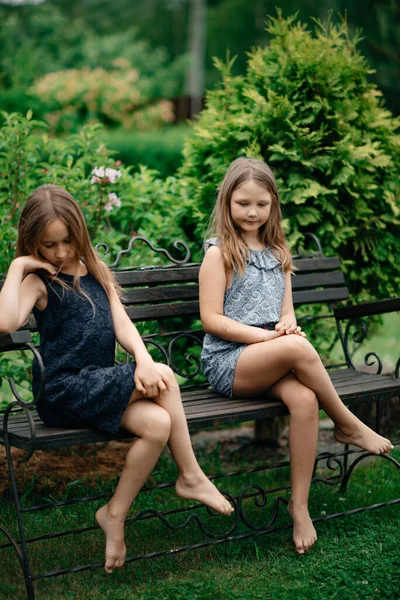 Två Små Flickor Parken — Stockfoto