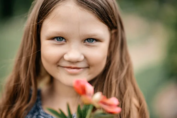 Bonito Menina Segurando Flor — Fotografia de Stock