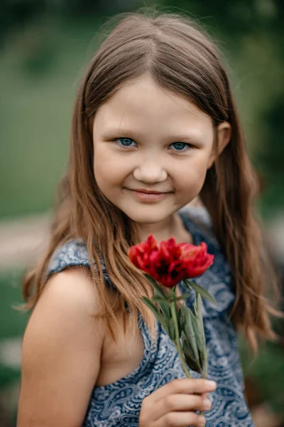 Retrato Una Hermosa Chica Con Flor —  Fotos de Stock