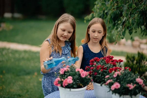 Две Счастливые Девушки Парке Цветами — стоковое фото