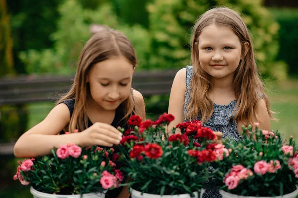 Duas Meninas Felizes Parque Com Flores — Fotografia de Stock