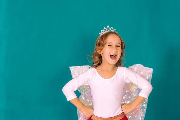 Niña Con Alas Ríe Sobre Fondo Azul Feliz Niñita Sonriendo —  Fotos de Stock