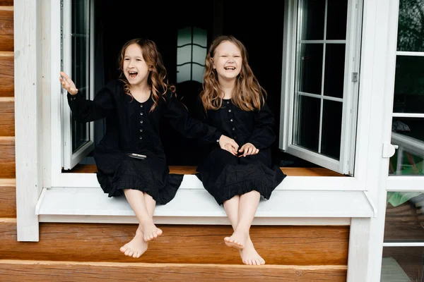 Niñas Con Vestidos Negros Están Sentadas Alféizar Ventana Casa Verano —  Fotos de Stock