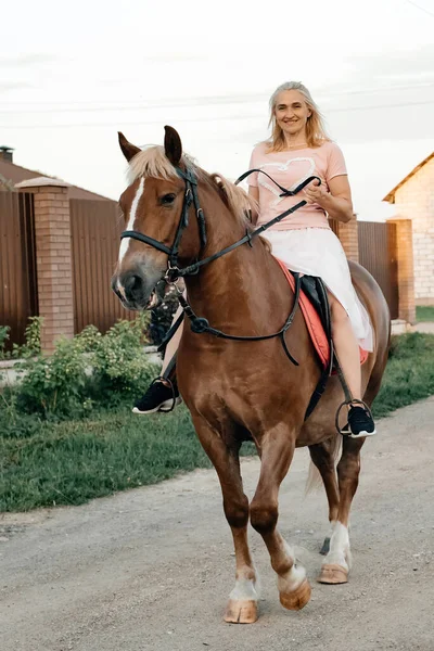 Dziewczyna Jeździ Koniu Piękny Letni Dzień Długa Grzywa Tle Znajduje — Zdjęcie stockowe