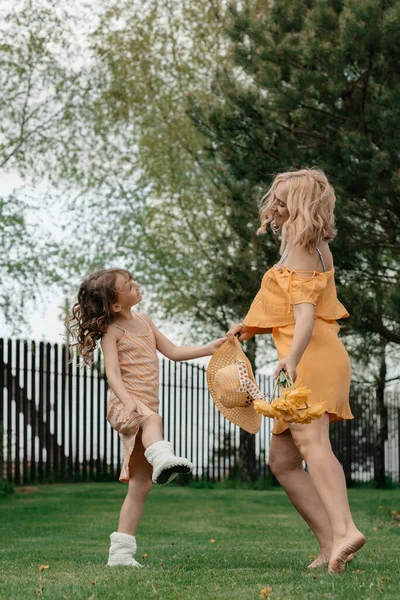 Μαμά Και Κόρη Φορέματα Ξεκουράζονται Στο Εξοχικό Στο Γκαζόν Καλοκαιρινές — Φωτογραφία Αρχείου