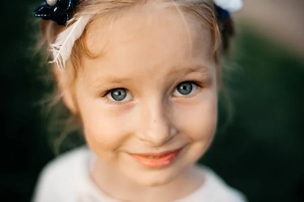 Retrato Cerca Una Niña Sonriente Con Ojos Azules Cabello Rubio — Foto de Stock