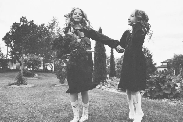 Taşrada Eğlenen Kızlar Ellerinde Leylak Tutuyorlar Siyah Beyaz Fotoğraf Mutluluk — Stok fotoğraf