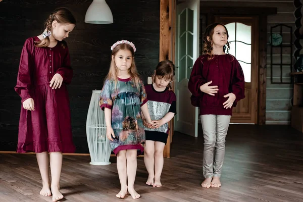 Quattro Bambine Abiti Bordeaux Tengono Mano Mentre Posano Lunghi Capelli — Foto Stock