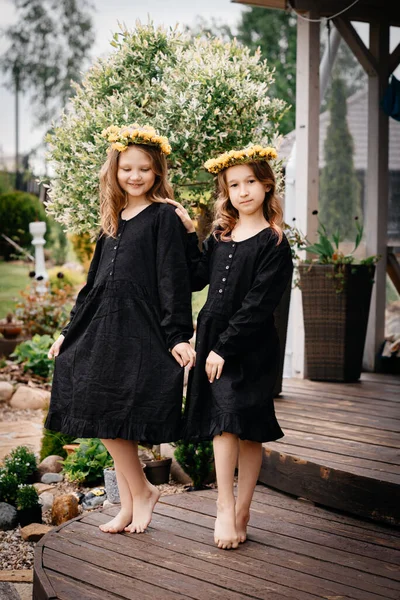 Las Niñas Con Guirnaldas Cabeza Con Vestidos Negros Toman Mano —  Fotos de Stock