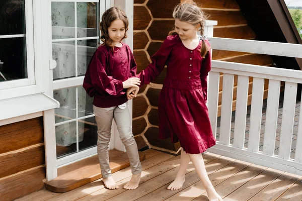 Маленькие Девочки Платьях Вышли Прогулку Подышали Свежим Воздухом Балконе Страны — стоковое фото
