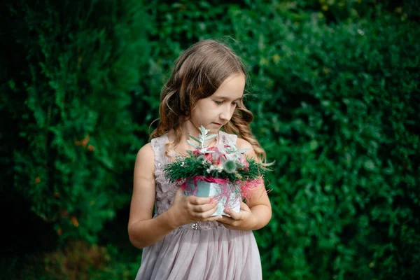 Uma Menina Vestido Comprido Tem Flores Nas Mãos Fundo Jardim — Fotografia de Stock