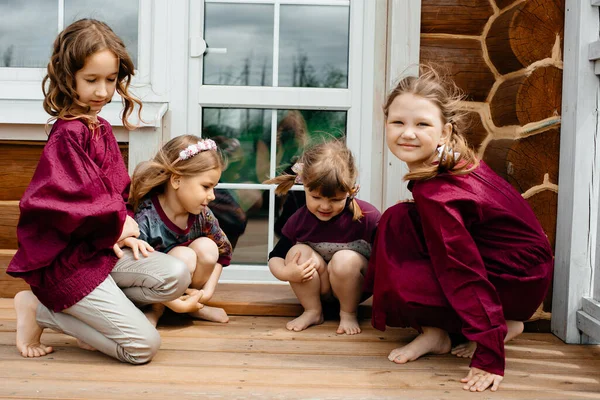 Vier Kleine Meisjes Jurken Spelen Baokon Zomer Dacha Lang Glanzend — Stockfoto