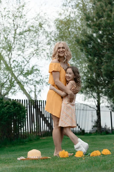 Elbiseli Anne Kızı Çimenlikteki Yazlık Evde Dinleniyor Keyif Alıyorlar Yaz — Stok fotoğraf