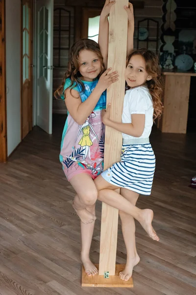 Δύο Κοριτσάκια Φορέματα Ένα Δωμάτιο Παίζουν Και Ενδίδουν Σκούρα Μαλλιά — Φωτογραφία Αρχείου