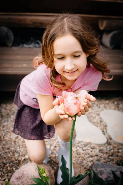 Kleines Glückliches Mädchen Mit Einer Blume Der Hand Sommerhaus Einem — Stockfoto