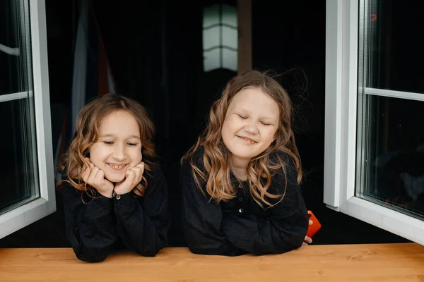 Fekete Ruhás Kislányok Néznek Ablakon Beszélgetnek Nevetnek Hosszú Fényes Sötét — Stock Fotó
