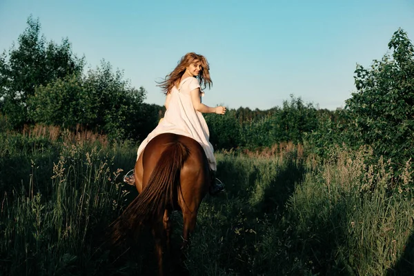 Una Chica Con Vestido Largo Está Montando Caballo Campo Una —  Fotos de Stock