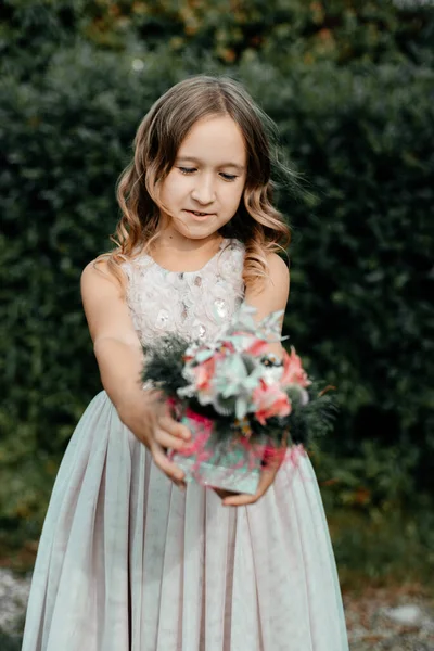 Uma Menina Vestido Comprido Tem Flores Nas Mãos Fundo Jardim — Fotografia de Stock