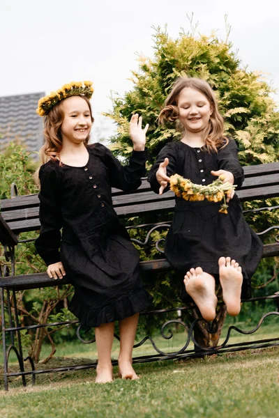 Dos Niñas Con Vestidos Negros Con Coronas Cabeza Están Sentadas —  Fotos de Stock