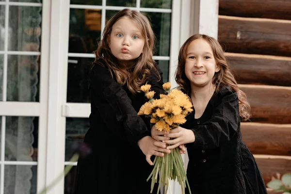 Flickor Med Förvånade Ansikten Håller Bukett Blommor Sina Händer Från — Stockfoto
