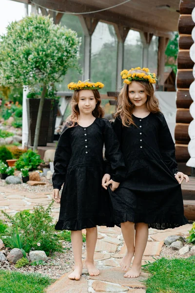 Dos Chicas Están Caminando Con Coronas Cabeza Dientes León Sonriendo —  Fotos de Stock