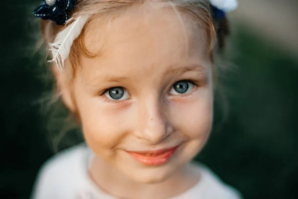 Retrato Cerca Una Niña Sonriente Con Ojos Azules Cabello Rubio —  Fotos de Stock
